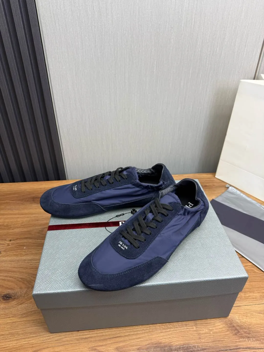 Men's Shoes💰500💰Men's PRADA 2025 Early Spring Collapse New Sports Shoes Moral Training Shoes Collapse's name comes from the fact that it can be easily put on and taken off with bare hands ~ The light and comfortable features create a more relaxed and casual look, and the side elastic design can be worn twice! Super comfortable catwalk sneakers, as thin and light as ballet slippers, as comfortable as sneakers, comfortable and super light on the feet. Fabric: frosted cowhide leather spliced ​​with nylon cloth, cowhide foot pads, men's size 38-45